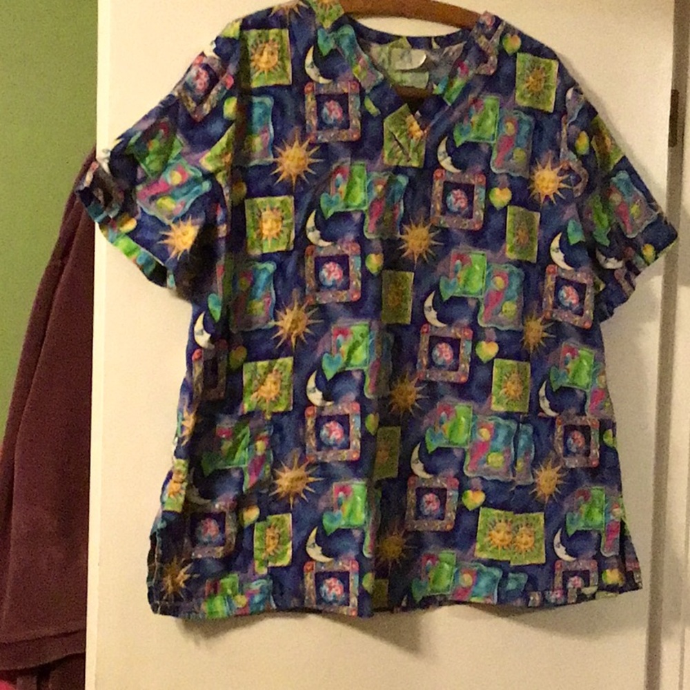 O2 Scrubs top size large?